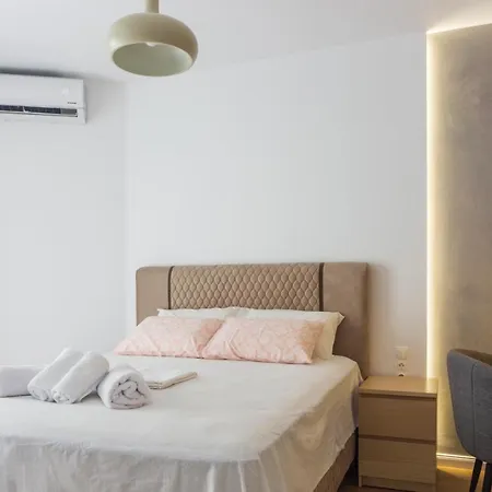 New Modern Style Next To The Train Station Apartman *